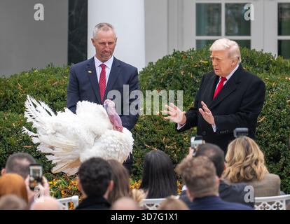 Washington, États-Unis. 25 novembre 2025. Le président américain Donald Trump (R) assiste à la cérémonie nationale de grâce en Turquie à la Maison Blanche à Washington, DC, États-Unis, 25 novembre 2025. Crédit : HU Yousong/Xinhua/Alamy Live News Banque D'Images
