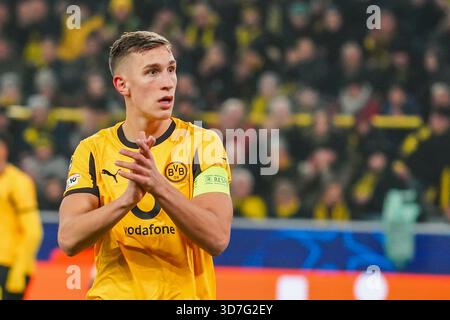 Dortmund, Allemagne. 25 novembre 2025. DORTMUND, ALLEMAGNE - NOVEMBRE 25 : Nico Schlotterbeck, du Borussia Dortmund, frappe lors du match MD5 de l'UEFA Champions League 2025/26 entre le Borussia Dortmund et Villarreal CF au BVB Stadion Dortmund le 25 novembre 2025 à Dortmund, Allemagne. (Photo de Gabriel Calvino Alonso/Agence BSR) crédit : Agence BSR/Alamy Live News Banque D'Images