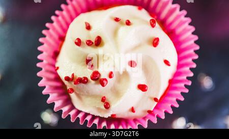 Mini cupcakes roses et blancs à la fraise sur une assiette élégante. Parfaitement décoré, humide, prêt pour les fêtes, les célébrations ou les expositions de desserts. Banque D'Images