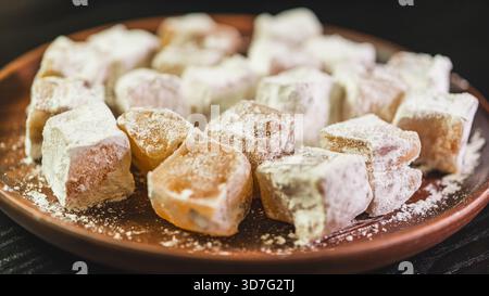 Cubes de délice turcs traditionnels avec enrobage de sucre en poudre. Doux, moelleux et aromatisé avec de l'eau de rose ou des fruits. Moyen-Orient doux parfait comme des Banque D'Images