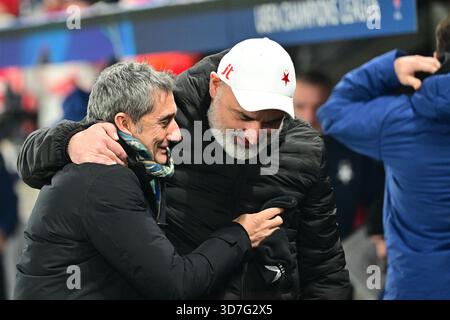 Prague, République tchèque. 25 novembre 2025. De gauche à droite, les entraîneurs Ernesto Valverde de Bilbao embrassent Jindrich Trpisovsky de Slavia lors de la Ligue des champions de football, match de 5e tour : Slavia Prague vs Athletic Bilbao à Prague, République tchèque, le 25 novembre 2025. Crédit : Roman Vondrous/CTK photo/Alamy Live News Banque D'Images