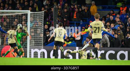 Londres, Royaume-Uni. 25 novembre 2025. Chelsea v Barcelona - UEFA Champions League - Stamford Bridge - Londres. Estevao ( caché derrière le numéro 21 ) tire et marque le 2e but de Chelsea. Crédit photo : Mark pain/Alamy Live News Banque D'Images