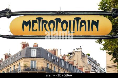 Panneau d'entrée en fer forgé Art nouveau à la station de métro Wagram, Paris, France Banque D'Images