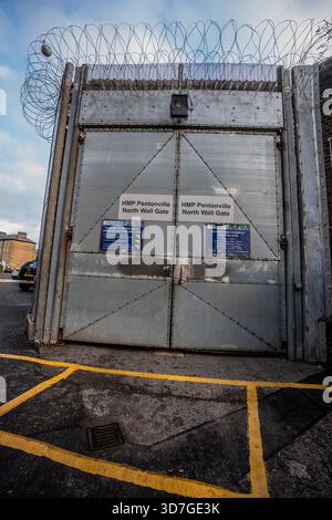 Londres, Royaume-Uni. 25 novembre 2025. Vue des portes de la prison HMP Pentonville, où sont actuellement détenus les militants de Filton 24. La grève de la faim des 24 Filton est entrée dans sa quatrième semaine, des manifestants pro-palestiniens ont défilé du HMP Pentonville au ministère de la Justice pour protester contre l'emprisonnement des 24 militants. Crédit : SOPA images Limited/Alamy Live News Banque D'Images