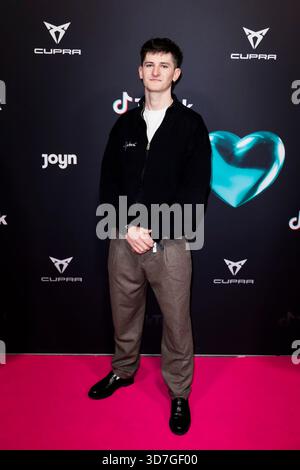 Berlin, Allemagne. 25 novembre 2025. jonthan.b vient au Kraftwerk Berlin pour les TikTok Awards. Crédit : Christoph Soeder/dpa/Alamy Live News Banque D'Images