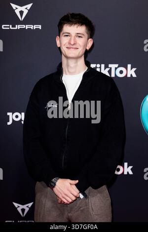 Berlin, Allemagne. 25 novembre 2025. jonthan.b vient au Kraftwerk Berlin pour les TikTok Awards. Crédit : Christoph Soeder/dpa/Alamy Live News Banque D'Images