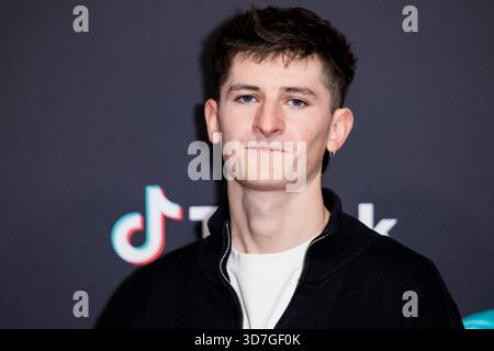 Berlin, Allemagne. 25 novembre 2025. jonthan.b vient au Kraftwerk Berlin pour les TikTok Awards. Crédit : Christoph Soeder/dpa/Alamy Live News Banque D'Images
