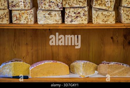 Gâteaux de pain de calisson artisanaux aux amandes douces, melon et orange et pains de nougat dans une boulangerie artisanale pendant les marchés de Noël à Colmar, France Banque D'Images