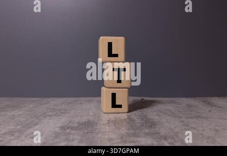 Stuttgart, Allemagne - 08-02-2023 : téléphone portable avec le site Web de la société américaine Old Dominion Freight Line Inc (ODFL) sur l'écran devant le logo. Concentrez-vous sur Banque D'Images