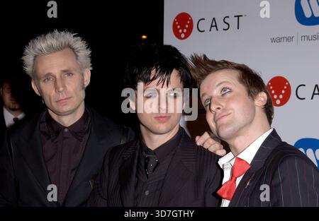 WEST HOLLYWOOD, CALIFORNIE, États-Unis : Mike Dirnt, Billie Joe Armstrong et Tré Cool de Green Day assistent à la soirée post-Grammy de Warner Music Group à Astra West au Pacific Design Center à West Hollywood, Californie, le 13 février 2005. © Lee Roth / Roth Stock Archives Banque D'Images