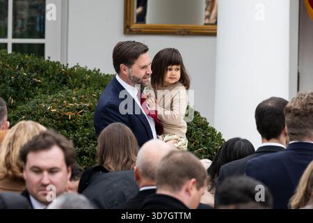 Washington, DC, États-Unis. 25 novembre 2025. Le vice-président des États-Unis JD Vance et sa fille Mirabel Vance sont vus lors de la réhabilitation nationale de dinde dans la roseraie de la Maison Blanche à Washington, DC, USA, le mardi 25 novembre, 2025. crédit : Mattie Neretin/CNP/dpa/Alamy Live News Banque D'Images