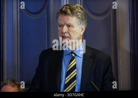 27 novembre 2024, la Haye, pays-Bas : le sénateur Dr Boris Dittrich, premier vice-président du Sénat néerlandais, s'adresse à la conférence de la Haye, condamnant les exécutions record de Iranâ et le terrorisme soutenu par l'État. Une conférence sur les droits humains marquant la Journée internationale pour l'élimination de la violence à l'égard des femmes a réuni des sénateurs néerlandais, des dignitaires européens, des experts de l'ONU et des associations iraniennes pour faire face à la recrudescence des exécutions visant les femmes et les prisonniers politiques en Iran. Organisé par FOFI-NL et l'Union des associations iraniennes, l'événement a comporté un discours en ligne de Mary Banque D'Images