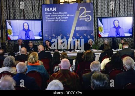 27 novembre 2024, la Haye, pays-Bas : une vue d'ensemble de la salle de conférence de la Haye pendant que des dignitaires internationaux, des sénateurs néerlandais et des représentants de la société civile écoutent le discours liminaire en ligne de Maryam Rajavi lors de l'événement de novembre 25 axé sur l'arrêt des exécutions en Iran. Une conférence sur les droits humains marquant la Journée internationale pour l'élimination de la violence à l'égard des femmes a réuni des sénateurs néerlandais, des dignitaires européens, des experts de l'ONU et des associations iraniennes pour faire face à la recrudescence des exécutions visant les femmes et les prisonniers politiques en Iran. Organisé par FOFI-NL et le syndicat o Banque D'Images
