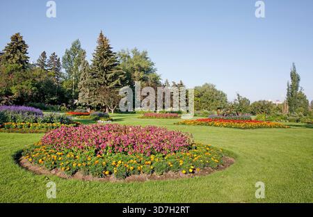 Parterres de fleurs du jardin fleuri de Riley Park en été Banque D'Images