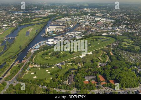Vue aérienne du Theater an der Ruhr gGmbH dans le jardin thermal de Raffelberg avec l'hippodrome de Raffelberg, le club de golf de Raffelberg et l'hippodrome de Raffelberg à Mï¿½ Banque D'Images