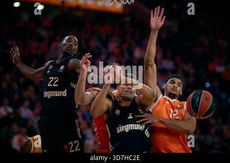 Valencia, Espagne. 25 novembre 2025. Neal Sako (1ère R) de Valencia basket dispute le ballon avec Oscar Da Silva (2ème R) et Isiaha Mike (1ère l) du FC Bayern Munich lors d'un match de basket-ball Euroleague entre Valencia basket et FC Bayern Munich à Valence, Espagne, 25 novembre 2025. Crédit : Pablo Morano/Xinhua/Alamy Live News Banque D'Images