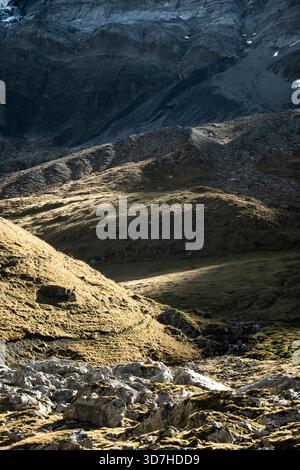 Couleurs muettes de Hillside couvertes de fading Shadows à Ober Bergli dans les alpes suisses Banque D'Images