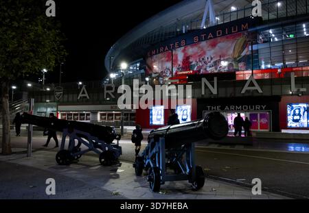 Londres, Royaume-Uni. 25 novembre 2025. Football : Ligue des Champions, FC Arsenal - Bayern Munich, tour préliminaire, journée 5. Conférence de presse du FC Bayern Munich à l'Emirates Stadium. Canons devant le stade. Crédit : Sven Hoppe/dpa/Alamy Live News Banque D'Images