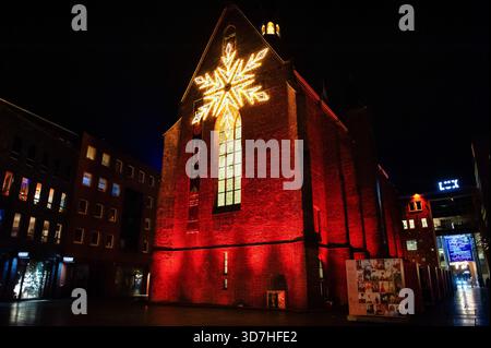 Nimègue, pays-Bas. 25 novembre 2025. La chapelle Marienburg est vue décorée de lumières oranges pendant le rallye. À l'occasion de la Journée internationale pour l'élimination de la violence à l'égard des femmes, les gens se sont rassemblés pour hisser les drapeaux de la campagne mondiale « Orange the World » óa visant à soutenir les femmes et les filles. Pendant « Orange the World », la campagne mondiale des Nations Unies pour les femmes, dans plus de 100 pays, des bâtiments et autres objets sont illuminés en orange. De plus, des débats, des expositions, des démonstrations et diverses autres activités sont organisées. Crédit : SOPA images Limited/Alamy Live News Banque D'Images