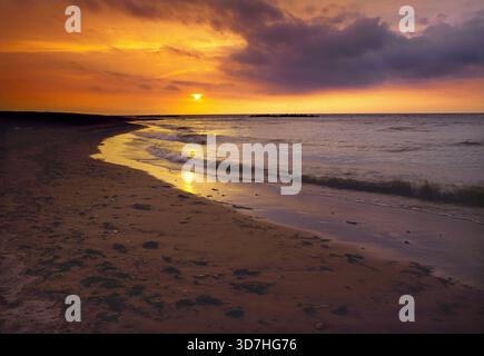 Coucher de soleil sur la plage à presque Isle State, Lake Erie, Pennsylvanie Banque D'Images