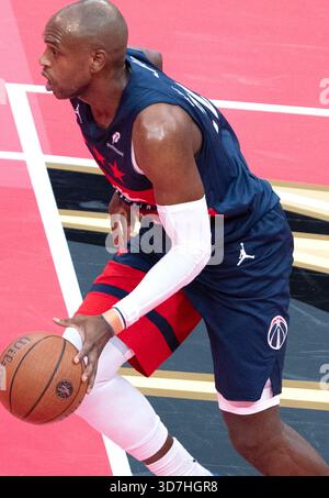 Washington, États-Unis. 25 novembre 2025. WASHINGTON, DC - NOVEMBRE 25 : L'attaquant Khris Middleton (22 ans) des Wizards de Washington lors d'un match de la Coupe NBA entre les Wizards de Washington et les Hawks d'Atlanta le 24 novembre 2025 au Capital One Arena, à Washington, DC. (Photo de Tony Quinn/SipaUSA) crédit : Sipa USA/Alamy Live News Banque D'Images