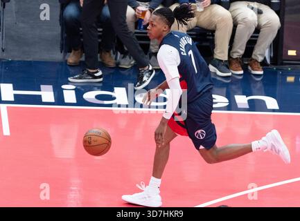 Washington, États-Unis. 25 novembre 2025. WASHINGTON, DC - NOVEMBRE 25 : les Wizards de Washington gardent Bub Carrington (7 ans) lors d'un match de la Coupe NBA entre les Wizards de Washington et les Hawks d'Atlanta le 24 novembre 2025 au Capital One Arena, à Washington, DC. (Photo de Tony Quinn/SipaUSA) crédit : Sipa USA/Alamy Live News Banque D'Images