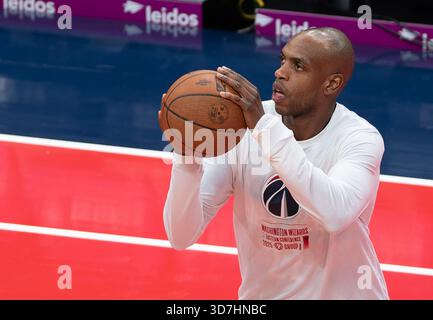 Washington, États-Unis. 25 novembre 2025. WASHINGTON, DC - NOVEMBRE 25 : Khris Middleton (22 ans), attaquant des Wizards de Washington, se réchauffe avant un match de Coupe NBA entre les Wizards de Washington et les Hawks d'Atlanta le 24 novembre 2025 au Capital One Arena, à Washington, DC. (Photo de Tony Quinn/SipaUSA) crédit : Sipa USA/Alamy Live News Banque D'Images