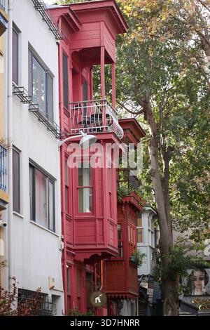 turquie istanbul 28 mai 2025. Maisons historiques de balcon en bois rouge dans une rue animée Banque D'Images