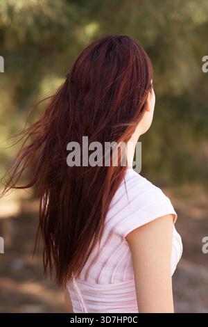 Vue arrière femme rousse debout à l'extérieur Banque D'Images