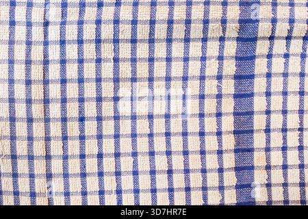 Tissu à carreaux bleu et blanc. torchon usé et usagé Banque D'Images