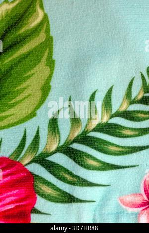 Imprimé fleuri bleu éclatant avec fleurs roses et feuilles vertes. Les fleurs sont rouges et les feuilles sont vertes, créant un design vivant et coloré Banque D'Images