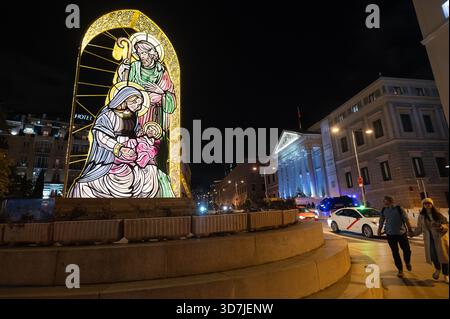 Madrid, Espagne. 25 novembre 2025. Lumières de Noël près du Parlement espagnol. Les lumières de Noël ont été allumées cette année le 22 novembre. Crédit : Marcos del Mazo/Alamy Live News Banque D'Images