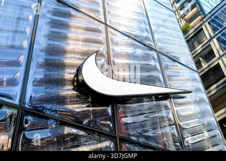 New York, États-Unis. 15 octobre 2025. Une boutique Nike arborant le logo Swoosh très reconnu sur New Your City. Banque D'Images