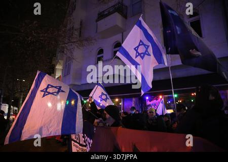 Berlin, Allemagne. 25 novembre 2025. Des manifestants ont agité des drapeaux d'Israël lors d'un rassemblement antisémitique à Schlesisches Tor à Berlin. Les gens se sont rassemblés à Oberbaumstrasse, dans le quartier berlinois de Kreuzberg, pour manifester contre l'antisémitisme. Ce rassemblement était en réponse à une marche simultanée de Schlesisches Tor à Hermannplatz. (Crédit image : © Rouzbeh Fouladi/ZUMA Press Wire) USAGE ÉDITORIAL SEULEMENT ! Non destiné à UN USAGE commercial ! Banque D'Images