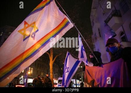 Berlin, Allemagne. 25 novembre 2025. Des manifestants ont agité des drapeaux d'Israël lors d'un rassemblement antisémitique à Schlesisches Tor à Berlin. Les gens se sont rassemblés à Oberbaumstrasse, dans le quartier berlinois de Kreuzberg, pour manifester contre l'antisémitisme. Ce rassemblement était en réponse à une marche simultanée de Schlesisches Tor à Hermannplatz. (Crédit image : © Rouzbeh Fouladi/ZUMA Press Wire) USAGE ÉDITORIAL SEULEMENT ! Non destiné à UN USAGE commercial ! Banque D'Images