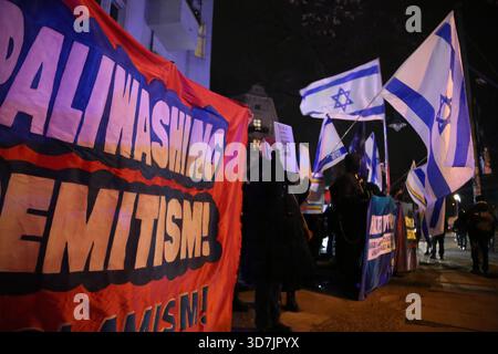 Berlin, Allemagne. 25 novembre 2025. Des manifestants ont agité des drapeaux d'Israël lors d'un rassemblement antisémitique à Schlesisches Tor à Berlin. Les gens se sont rassemblés à Oberbaumstrasse, dans le quartier berlinois de Kreuzberg, pour manifester contre l'antisémitisme. Ce rassemblement était en réponse à une marche simultanée de Schlesisches Tor à Hermannplatz. (Crédit image : © Rouzbeh Fouladi/ZUMA Press Wire) USAGE ÉDITORIAL SEULEMENT ! Non destiné à UN USAGE commercial ! Banque D'Images