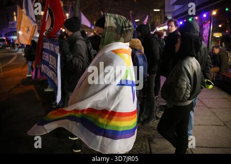 Berlin, Allemagne. 25 novembre 2025. Un manifestant porte un drapeau d'Israël lors d'un rassemblement antisémitique à Schlesisches Tor à Berlin. Les gens se sont rassemblés à Oberbaumstrasse, dans le quartier berlinois de Kreuzberg, pour manifester contre l'antisémitisme. Ce rassemblement était en réponse à une marche simultanée de Schlesisches Tor à Hermannplatz. (Crédit image : © Rouzbeh Fouladi/ZUMA Press Wire) USAGE ÉDITORIAL SEULEMENT ! Non destiné à UN USAGE commercial ! Banque D'Images