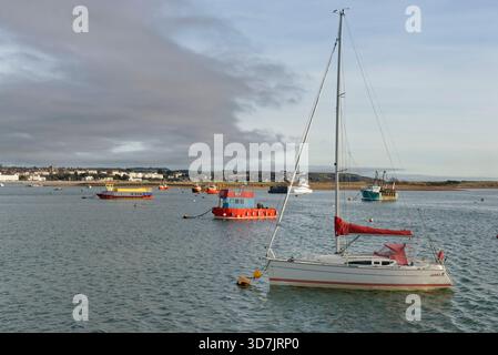 Les bateaux amarrés dans l'estuaire d'Exe près de Dawlish Warren crachent par une journée d'hiver ensoleillée, près d'Exmouth, Devon, Royaume-Uni, décembre 2024. Banque D'Images