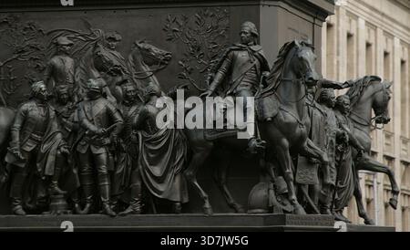 De gauche à droite : Friedrich Leopold von Gessler (1688-1762), maréchal prussien ; Carl Heinrich von Wedel (1712-1782), général prussien ; Léopold II, prince d'Anhalt-Dessau (1700-1751) et général prussien ; Hartwig Karl von Wartenberg (1711-1757), major-général royal prussien et propriétaire (Inhabeur) du Régiment de Hussars no 3 ; et Karl Christoph der Goltz-1761 général (1707). À cheval : Henri de Prusse (Frédéric Henri Louis de Prusse) (1726-1802), prince de Prusse. Détail du monument à Frédéric le Grand, érigé sur l'avenue Unter den Linden, Ber Banque D'Images