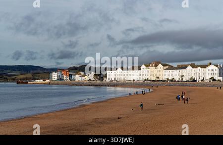 Gens marchant sur la plage d'Exmouth par une journée ensoleillée d'hiver, Devon, Royaume-Uni, décembre 2024. Banque D'Images