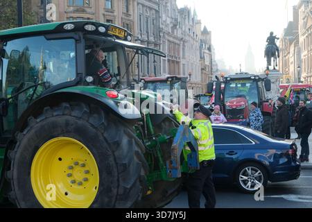 Trafalgar Square, Londres, Royaume-Uni. 26 novembre 2025. Les agriculteurs et leurs tracteurs se rassemblent dans le centre de Londres le jour du budget, les tracteurs ont été gardés à l'écart de Whitehall. Credit : Matthew Chattle/Alamy Live News Banque D'Images