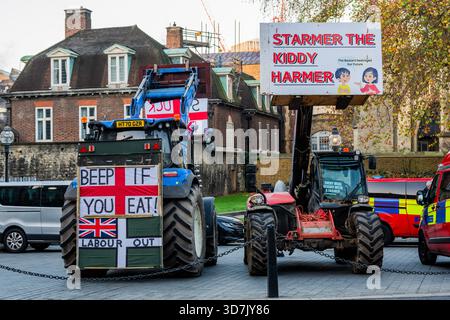Londres, Royaume-Uni. 26 novembre 2025. La police arrête les tracteurs qui descendent whitehall pour qu'ils se garent ou contournent la place du Parlement (alors qu'ils doivent passer devant les partisans des pro-UE), les agriculteurs manifestent avec leurs tracteurs près du Parlement à Londres lors de la journée du budget. Les agriculteurs continuent de protester contre la décision de Rachel Reeves d'imposer un impôt sur les successions (IHT) sur toutes les exploitations agricoles, d'une valeur de plus d'un million de livres sterling, ce qui, selon eux, "a mis les agriculteurs britanniques dans une position périlleuse". Crédit : Guy Bell/Alamy Live News Banque D'Images