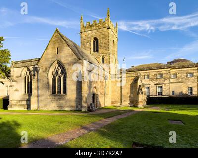 Église All Saints à Kedleston Derbyshire fenêtres cintrées et clocher à côté du hall de kedleston sur un terrain herbeux bien entretenu sous un ciel bleu clair Banque D'Images