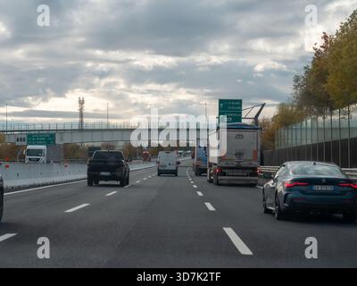 Venise, Italie 21 novembre 2025 autoroute multivoie très fréquentée dans le nord de l'Italie avec des voitures, des camions et des fourgonnettes se déplaçant sous un ciel gris nuageux, mouvement et Banque D'Images