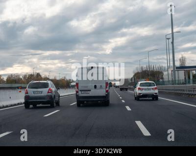 Venise, Italie 21 novembre 2025 voitures et camionnettes conduisant vers l'est sur l'Autostrada A4 près de Trieste, Italie, expérimentant le voyage routier et le transport Banque D'Images