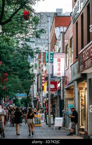 Montréal, Canada - 13 août 2025 : rue Saint-urbain animée dans Chinatown avec des enseignes au néon, des restaurants et des foules Banque D'Images