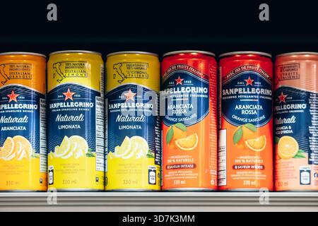 Montréal, Canada - 14 août 2025 : vue rapprochée de canettes colorées de boissons gazeuses Sanpellegrino sur une étagère de supermarché au centre-ville de Montréal Banque D'Images