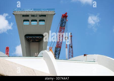 Montréal, Canada - 14 août 2025 : grues de construction près de la Tour du stade olympique Banque D'Images