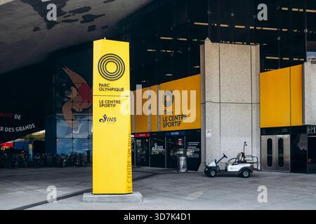 Montréal, Canada - 14 août 2025 : entrée du centre sportif Parc Olympique avec signalisation jaune et façade du bâtiment Banque D'Images