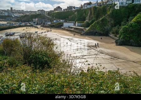 Divers petits bateaux amarrés à marée basse dans le pittoresque port de Newquay à Newquay en Cornouailles en Angleterre au Royaume-Uni. Banque D'Images